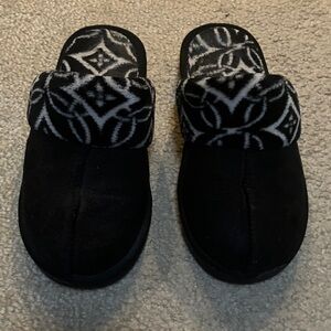 Vera Bradley Black and White Patterned Slippers